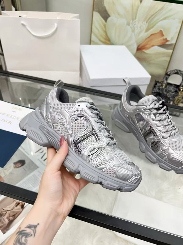 Uniszex sportcipő bőrből és textilből, felsőrésze magas 3–7 cm, légáteresztő hálós bélés, gumírozott talp, cipőfűzős zárás