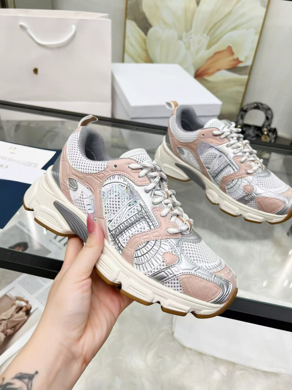 Uniszex sportcipő bőrből és textilből, felsőrésze magas 3–7 cm, légáteresztő hálós bélés, gumírozott talp, cipőfűzős zárás