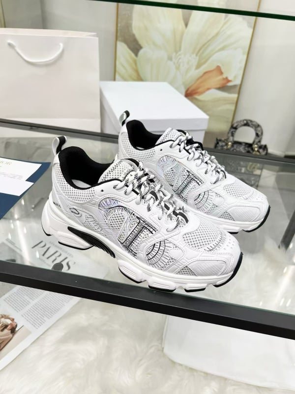 Uniszex sportcipő bőrből és textilből, felsőrésze magas 3–7 cm, légáteresztő hálós bélés, gumírozott talp, cipőfűzős zárás