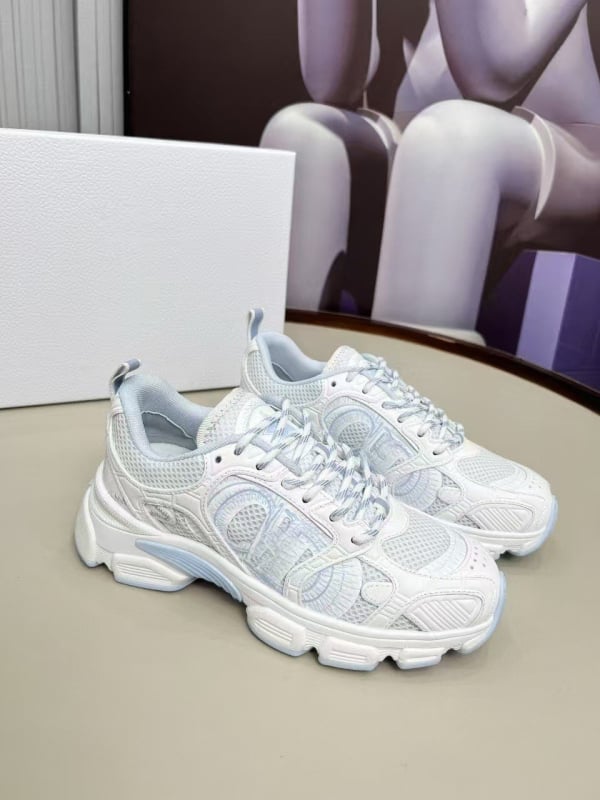 Uniszex sportcipő bőrből és textilből, felsőrésze magas 3–7 cm, légáteresztő hálós bélés, gumírozott talp, cipőfűzős zárás