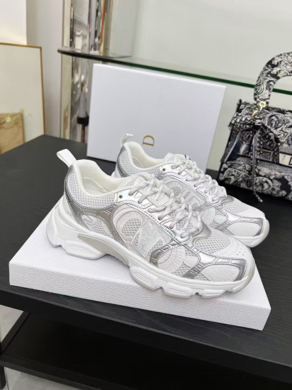 Uniszex sportcipő bőrből és textilből, felsőrésze magas 3–7 cm, légáteresztő hálós bélés, gumírozott talp, cipőfűzős zárás