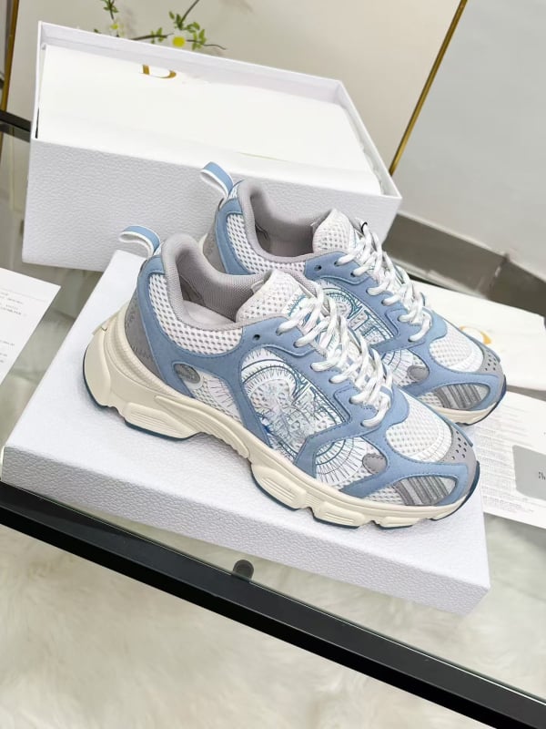 Uniszex sportcipő bőrből és textilből, felsőrésze magas 3–7 cm, légáteresztő hálós bélés, gumírozott talp, cipőfűzős zárás