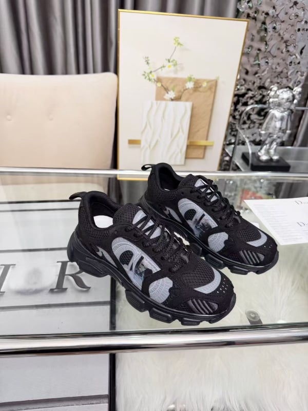 Uniszex sportcipő bőrből és textilből, felsőrésze magas 3–7 cm, légáteresztő hálós bélés, gumírozott talp, cipőfűzős zárás