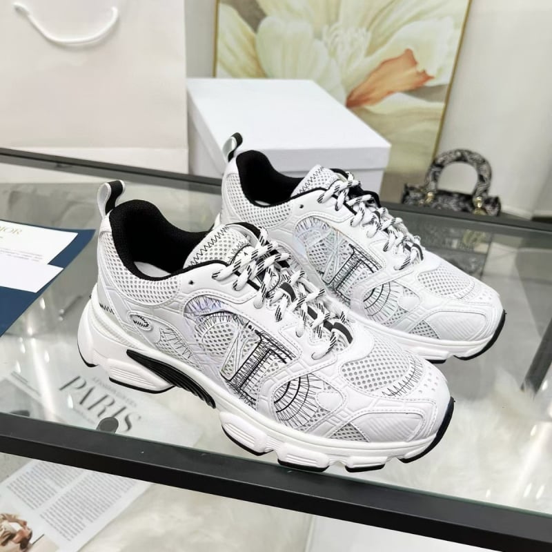 Uniszex sportcipő bőrből és textilből, felsőrésze magas 3–7 cm, légáteresztő hálós bélés, gumírozott talp, cipőfűzős zárás