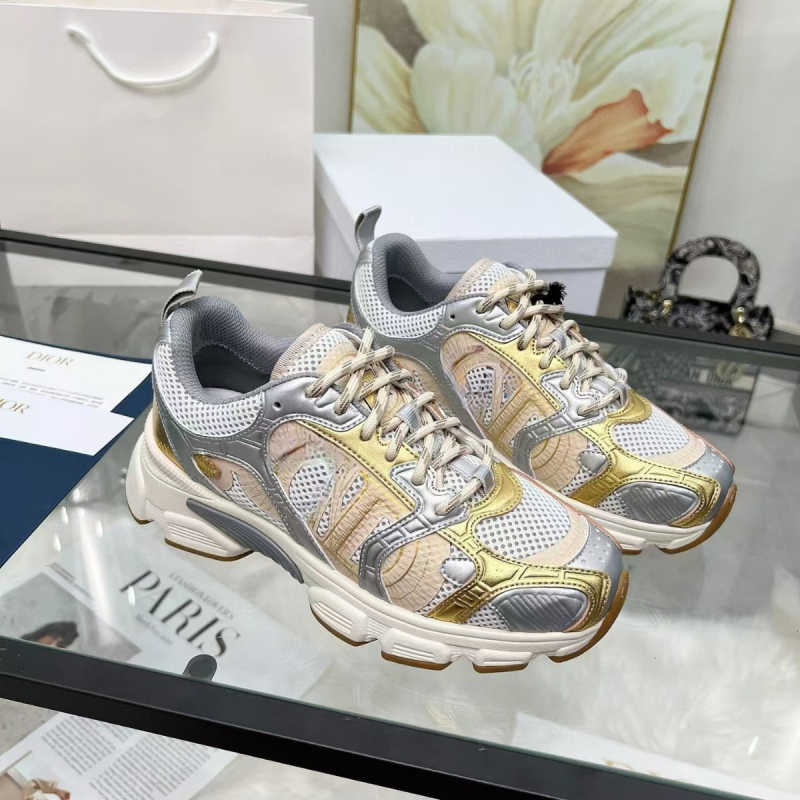 Uniszex sportcipő bőrből és textilből, felsőrésze magas 3–7 cm, légáteresztő hálós bélés, gumírozott talp, cipőfűzős zárás