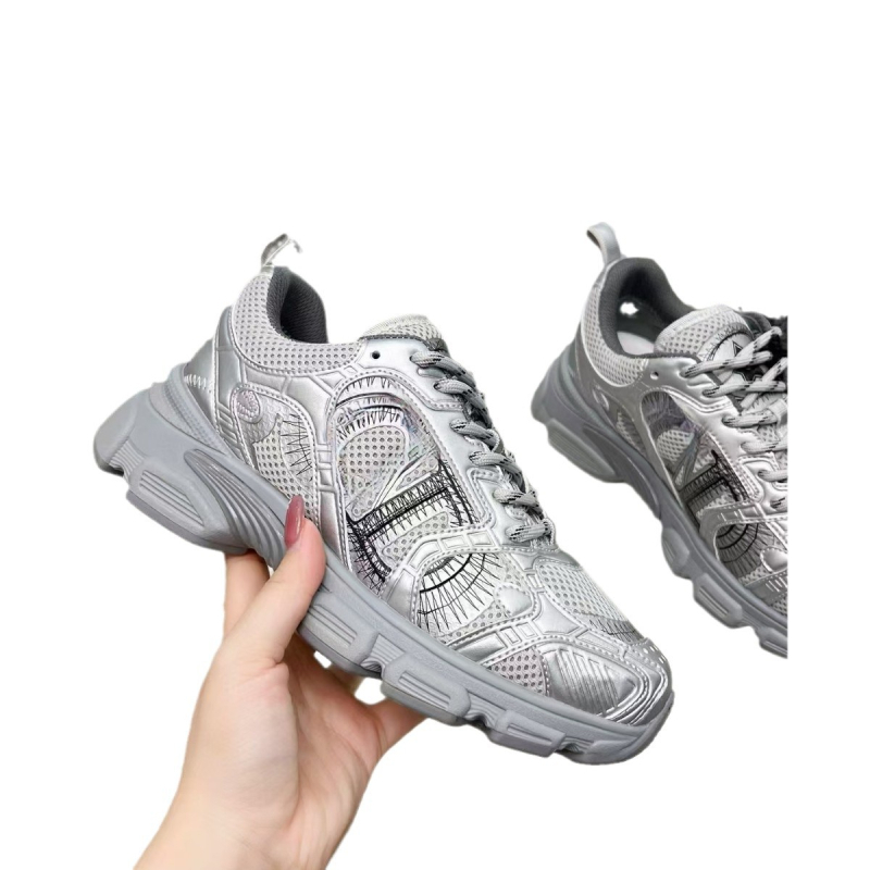 Uniszex sportcipő bőrből és textilből, felsőrésze magas 3–7 cm, légáteresztő hálós bélés, gumírozott talp, cipőfűzős zárás