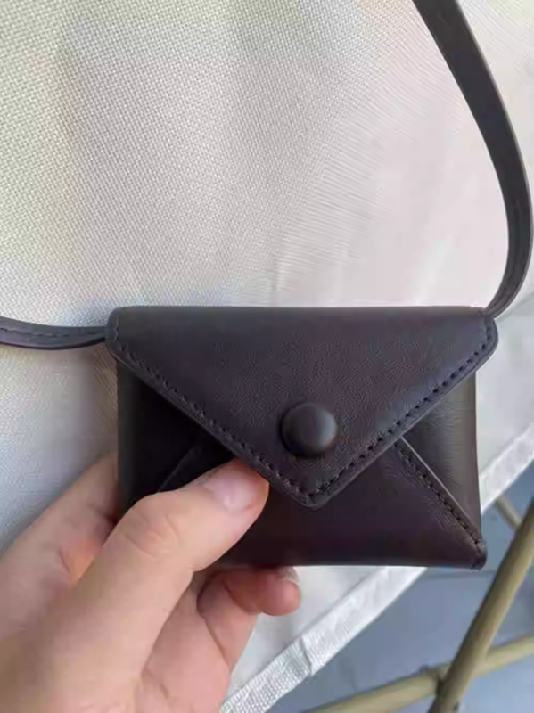 Novčanik u stilu kuverte, PU koža, dijagonalni crossbody remen, višeslojni držač kartica, lagan