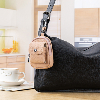 Μίνι τσαντάκι μέσης από γνήσιο δέρμα για κλειδιά και αξεσουάρ — μονόχρωμο σχέδιο, αστικός μινιμαλισμός, επένδυση από γνήσιο δέρμα, κυκλοφορία φθινοπωρινή 2025