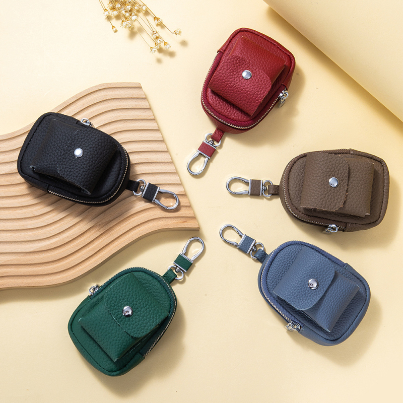 Μίνι τσαντάκι μέσης από γνήσιο δέρμα για κλειδιά και αξεσουάρ — μονόχρωμο σχέδιο, αστικός μινιμαλισμός, επένδυση από γνήσιο δέρμα, κυκλοφορία φθινοπωρινή 2025