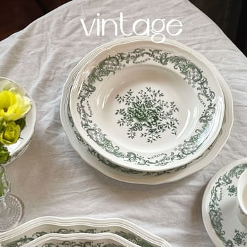 Florális mintázatú kerámia étkészlet, retro kerek kialakítás, mikrohullámú sütőben használható.