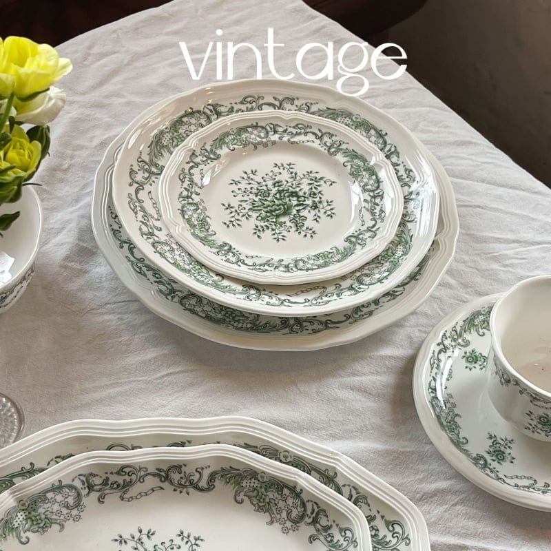 Florális mintázatú kerámia étkészlet, retro kerek kialakítás, mikrohullámú sütőben használható.