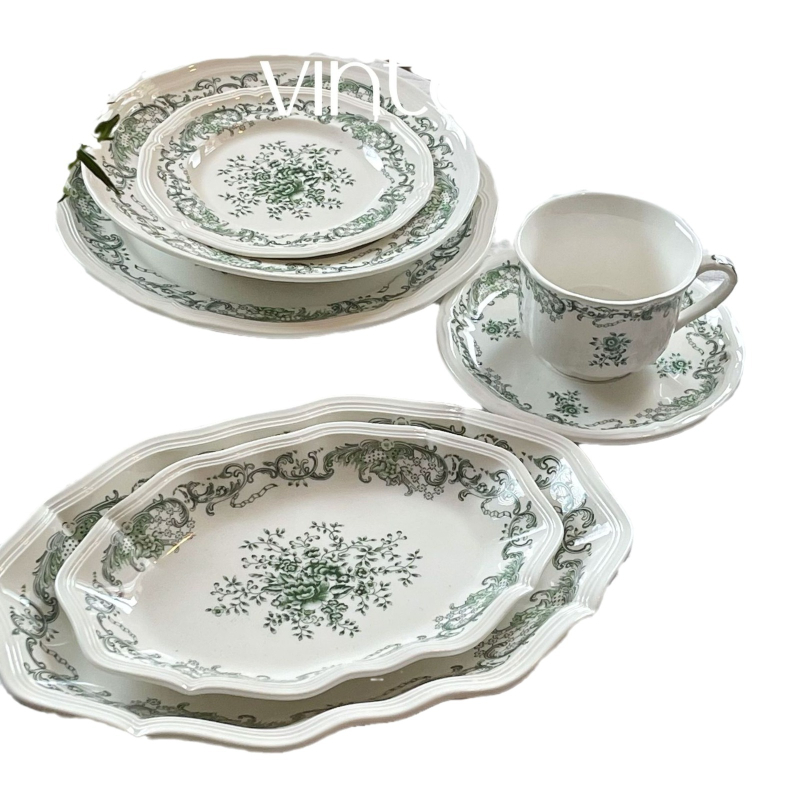 Florális mintázatú kerámia étkészlet, retro kerek kialakítás, mikrohullámú sütőben használható.