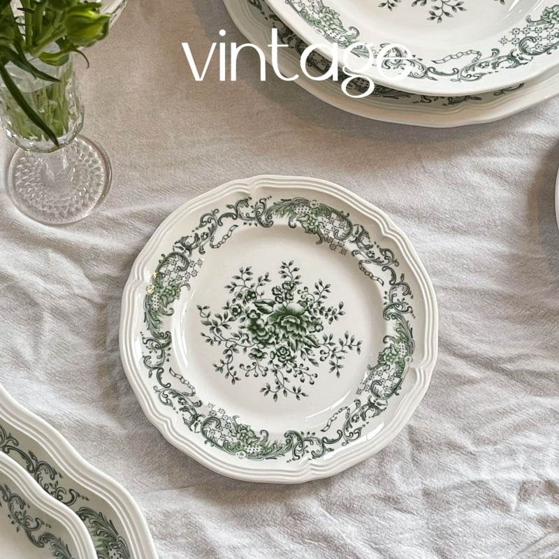 Florális mintázatú kerámia étkészlet, retro kerek kialakítás, mikrohullámú sütőben használható.