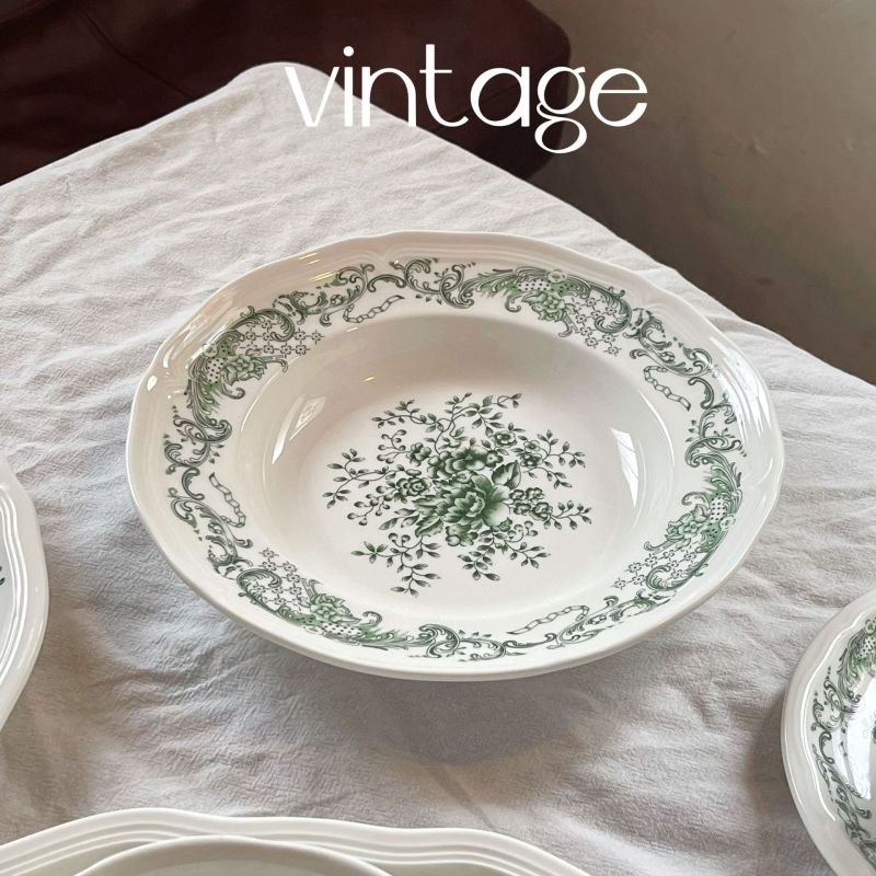 Florális mintázatú kerámia étkészlet, retro kerek kialakítás, mikrohullámú sütőben használható.