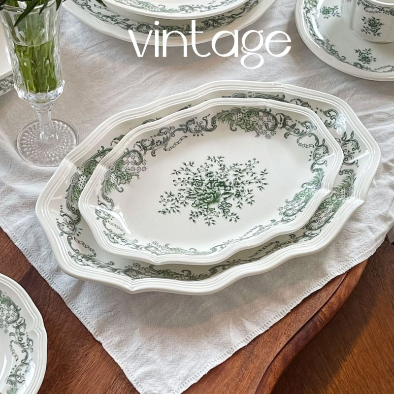 Florális mintázatú kerámia étkészlet, retro kerek kialakítás, mikrohullámú sütőben használható.