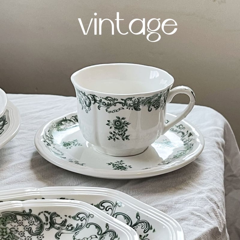 Florális mintázatú kerámia étkészlet, retro kerek kialakítás, mikrohullámú sütőben használható.