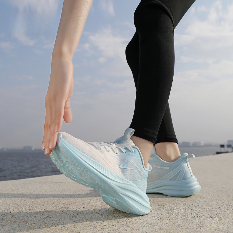 Moteriški lengvi kasdieniai sportbačiai su dirbtiniu pūku viršutiniu, EVA padas, raišteliai, žemas viršus