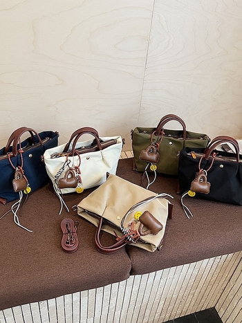 Nylon torba bucket stil s zatvaračem na zip, PU podstava, gradski minimalistički stil, s jednim ramenskim remenom, za svakodnevnu upotrebu, Zima 2025