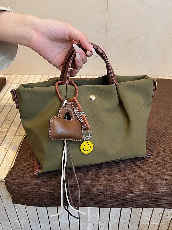 Nylon torba bucket stil s zatvaračem na zip, PU podstava, gradski minimalistički stil, s jednim ramenskim remenom, za svakodnevnu upotrebu, Zima 2025