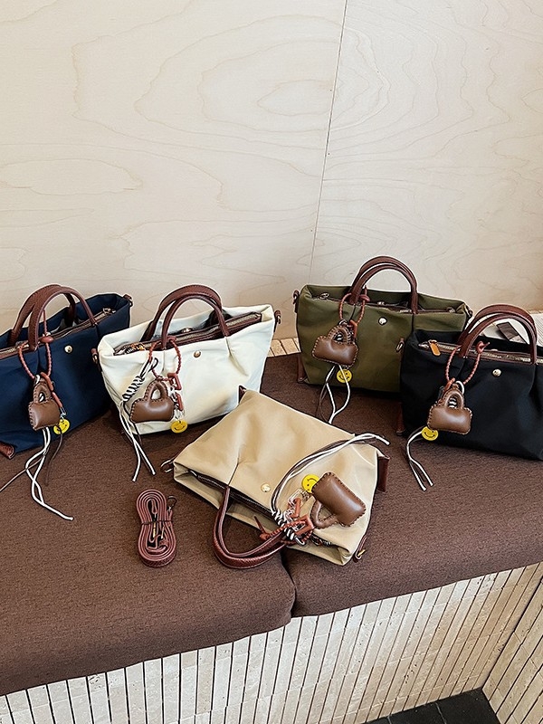 Nylon torba bucket stil s zatvaračem na zip, PU podstava, gradski minimalistički stil, s jednim ramenskim remenom, za svakodnevnu upotrebu, Zima 2025