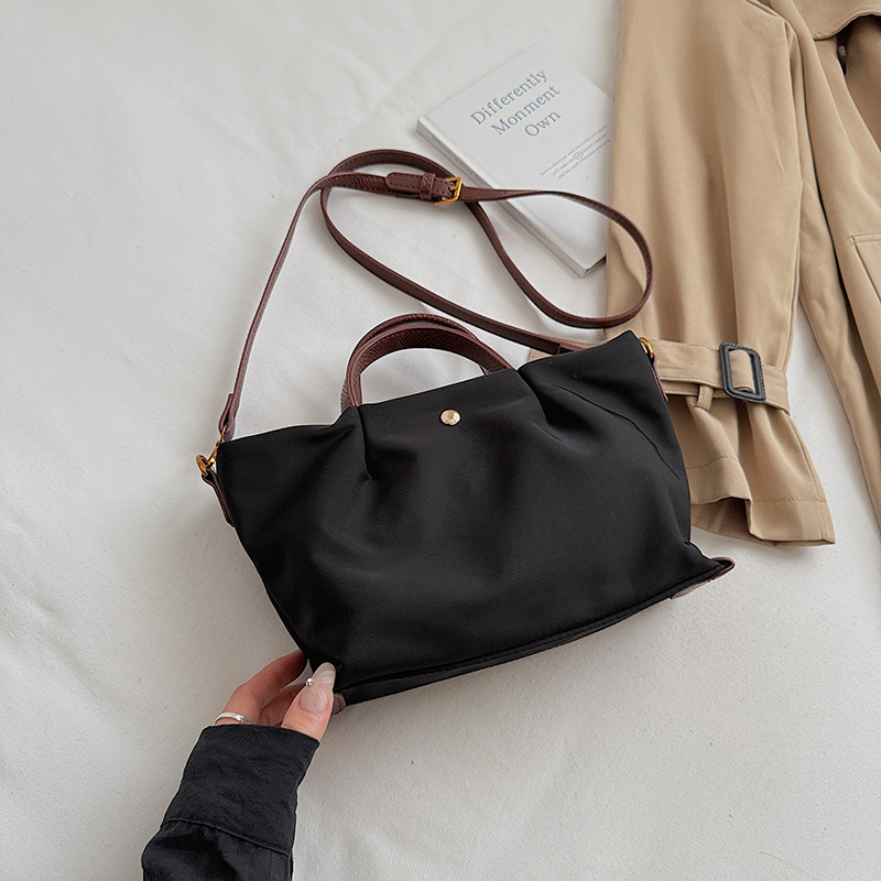 Nylon torba bucket stil s zatvaračem na zip, PU podstava, gradski minimalistički stil, s jednim ramenskim remenom, za svakodnevnu upotrebu, Zima 2025