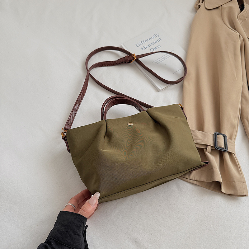 Nylon torba bucket stil s zatvaračem na zip, PU podstava, gradski minimalistički stil, s jednim ramenskim remenom, za svakodnevnu upotrebu, Zima 2025