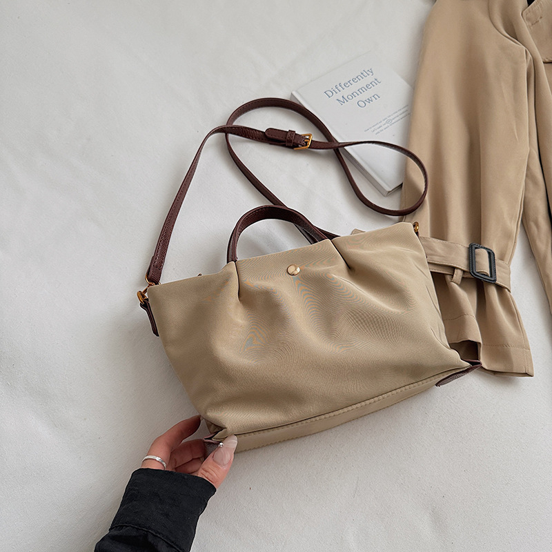 Nylon torba bucket stil s zatvaračem na zip, PU podstava, gradski minimalistički stil, s jednim ramenskim remenom, za svakodnevnu upotrebu, Zima 2025