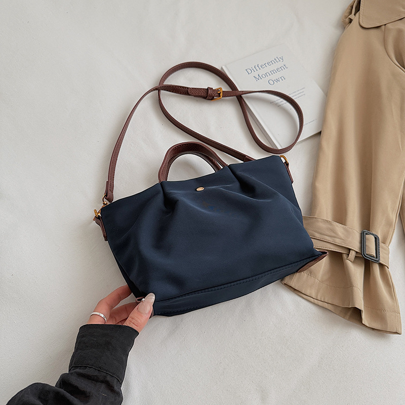 Nylon torba bucket stil s zatvaračem na zip, PU podstava, gradski minimalistički stil, s jednim ramenskim remenom, za svakodnevnu upotrebu, Zima 2025
