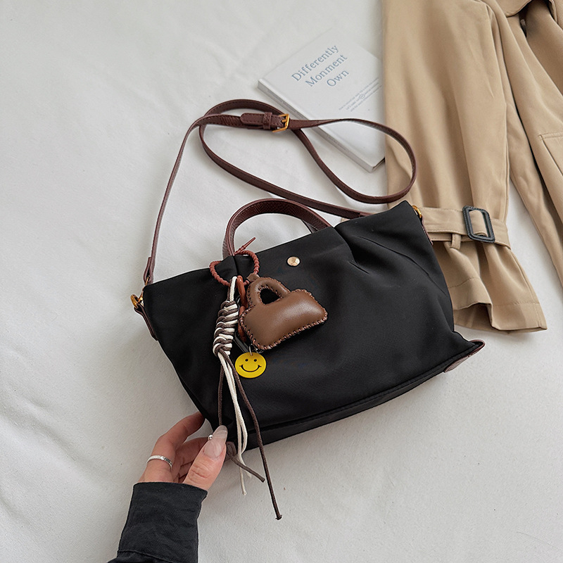 Nylon torba bucket stil s zatvaračem na zip, PU podstava, gradski minimalistički stil, s jednim ramenskim remenom, za svakodnevnu upotrebu, Zima 2025