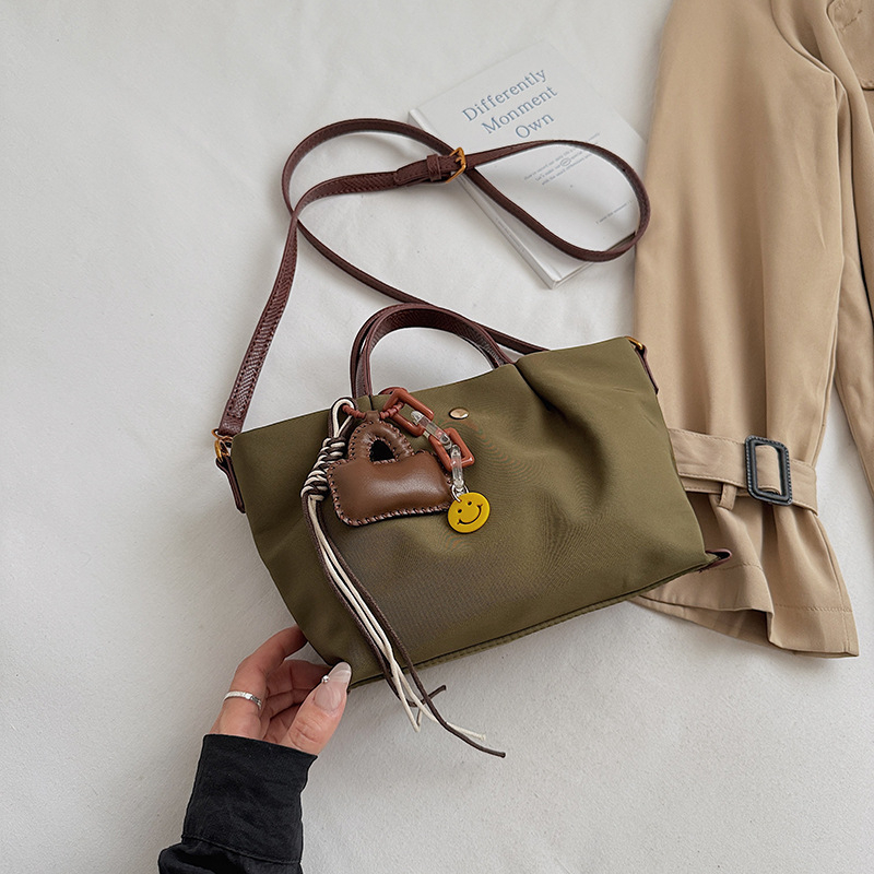 Nylon torba bucket stil s zatvaračem na zip, PU podstava, gradski minimalistički stil, s jednim ramenskim remenom, za svakodnevnu upotrebu, Zima 2025