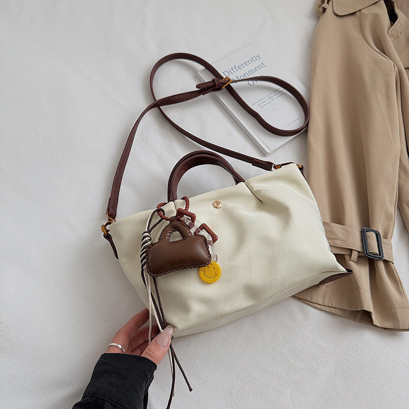Nylon torba bucket stil s zatvaračem na zip, PU podstava, gradski minimalistički stil, s jednim ramenskim remenom, za svakodnevnu upotrebu, Zima 2025