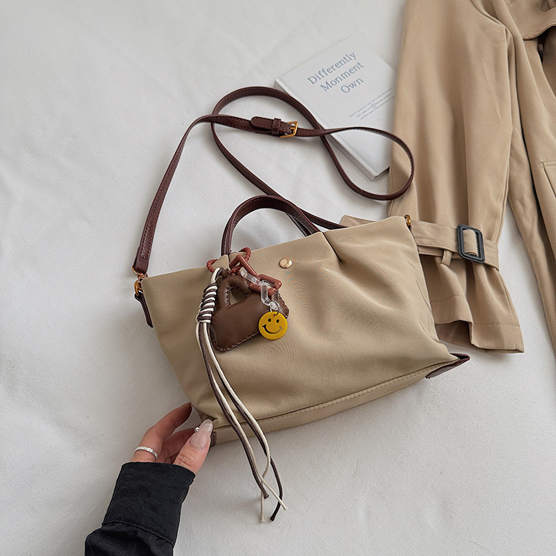 Nylon torba bucket stil s zatvaračem na zip, PU podstava, gradski minimalistički stil, s jednim ramenskim remenom, za svakodnevnu upotrebu, Zima 2025