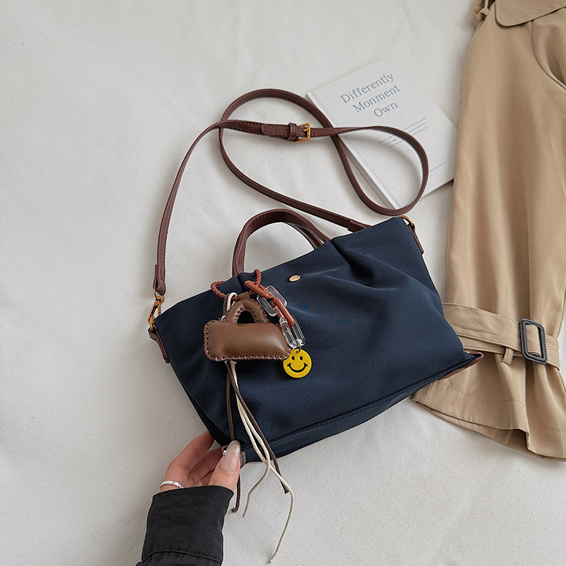 Nylon torba bucket stil s zatvaračem na zip, PU podstava, gradski minimalistički stil, s jednim ramenskim remenom, za svakodnevnu upotrebu, Zima 2025
