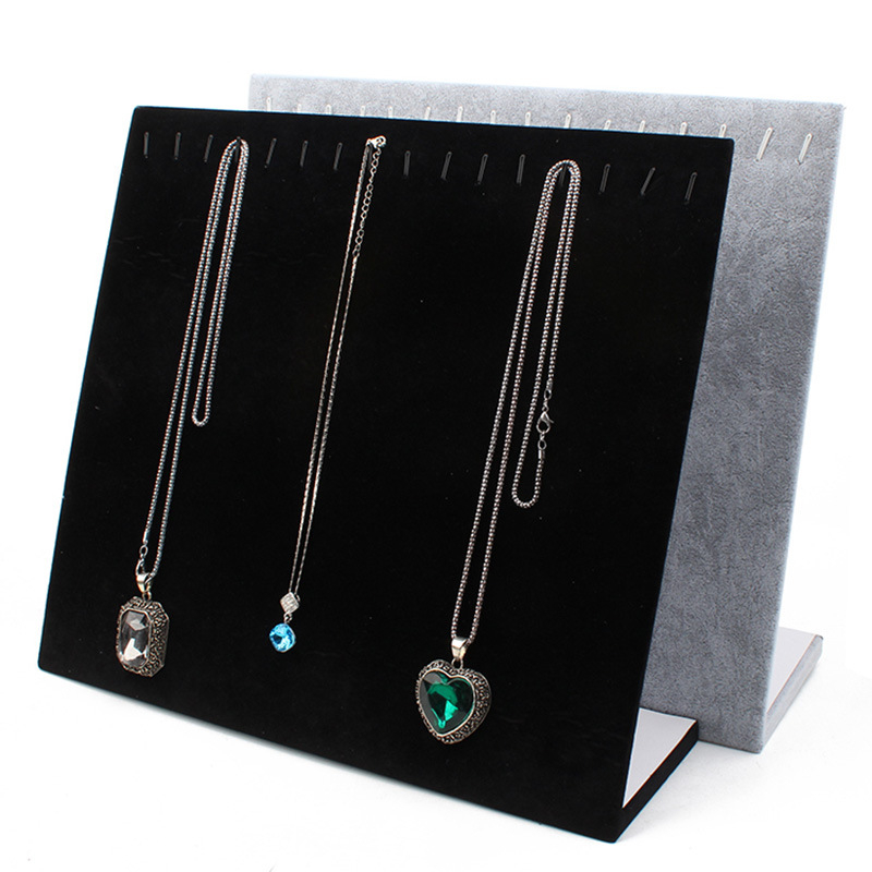 Stolný výstavný stojan na šperky: stojan na náušnice, náhrdelníky a náramky, z hustej dosky s flanelovým krytím, tvaru L, jednovrstvový, umelecký štýl