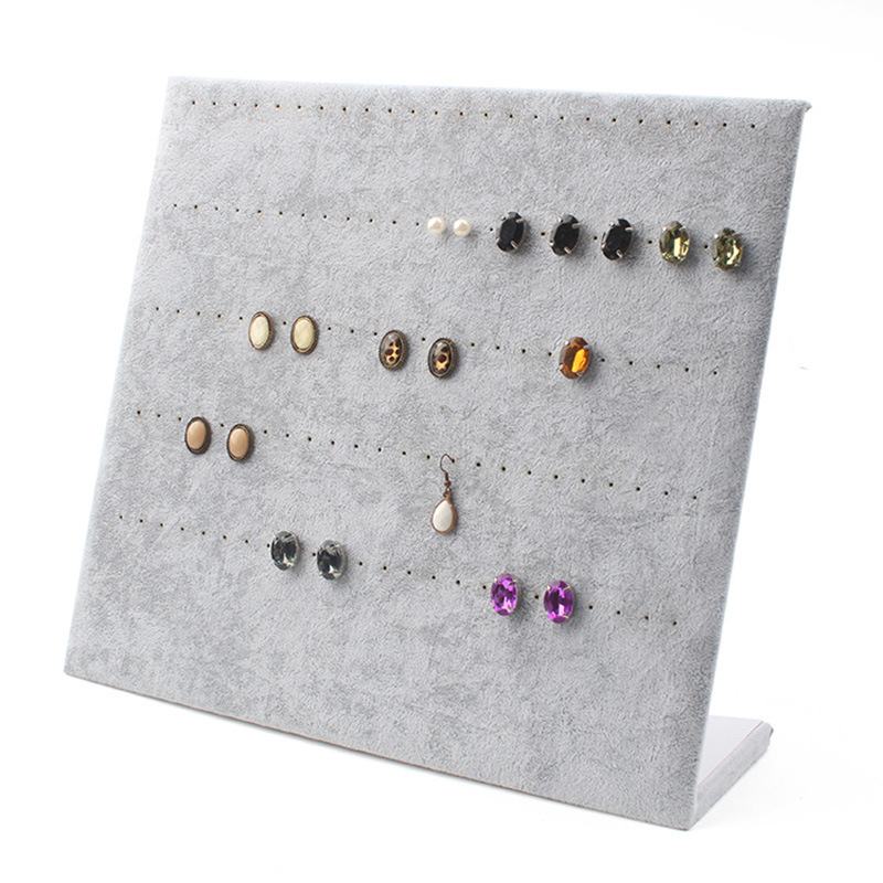 Stolný výstavný stojan na šperky: stojan na náušnice, náhrdelníky a náramky, z hustej dosky s flanelovým krytím, tvaru L, jednovrstvový, umelecký štýl