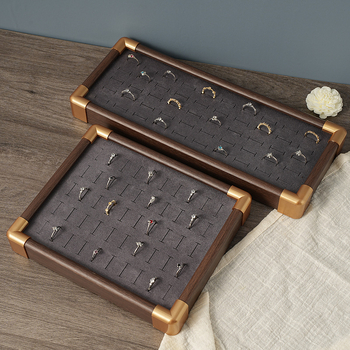 Fedéllel ellátott tömörfa gyűrűk bemutató tál, tömörfa ékszertartó, fejlett forma, összeillesztett kivitelezés, luxus stílus