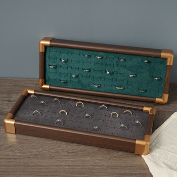 Fedéllel ellátott tömörfa gyűrűk bemutató tál, tömörfa ékszertartó, fejlett forma, összeillesztett kivitelezés, luxus stílus