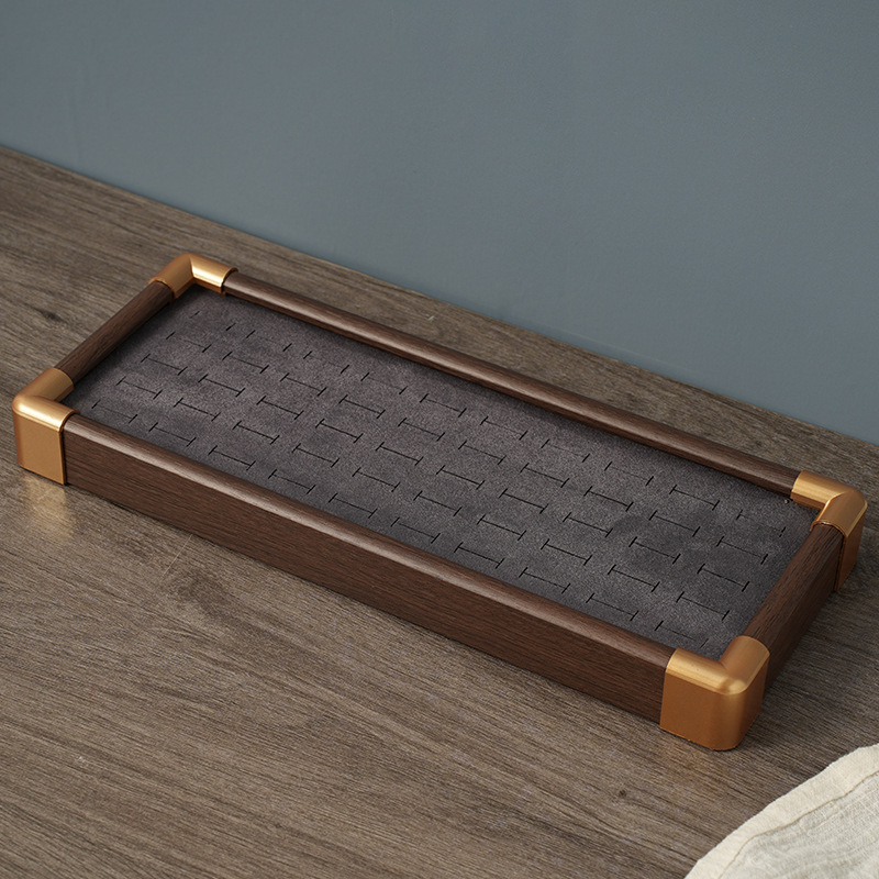 Fedéllel ellátott tömörfa gyűrűk bemutató tál, tömörfa ékszertartó, fejlett forma, összeillesztett kivitelezés, luxus stílus