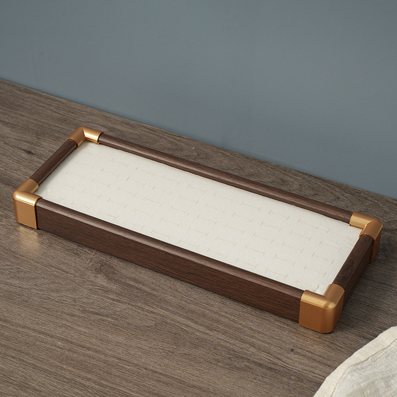 Fedéllel ellátott tömörfa gyűrűk bemutató tál, tömörfa ékszertartó, fejlett forma, összeillesztett kivitelezés, luxus stílus