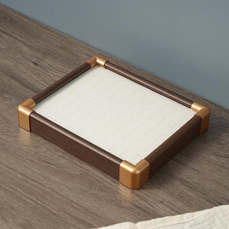 Fedéllel ellátott tömörfa gyűrűk bemutató tál, tömörfa ékszertartó, fejlett forma, összeillesztett kivitelezés, luxus stílus