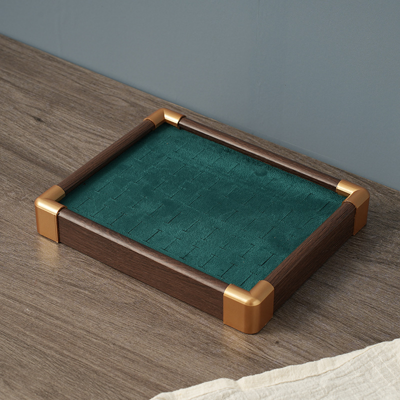 Fedéllel ellátott tömörfa gyűrűk bemutató tál, tömörfa ékszertartó, fejlett forma, összeillesztett kivitelezés, luxus stílus