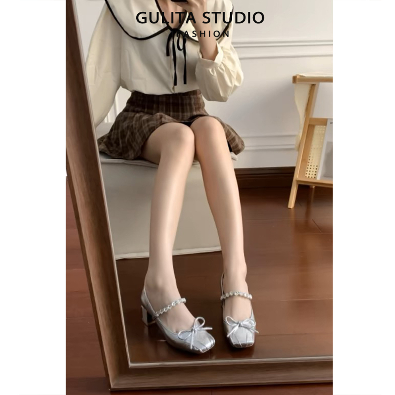 Balett-stílusú Mary Jane cipő, masnival és rhinestone-díszítéssel, négyszögletes orr, műbőr felsőrész, mikroszálas bélés, középmagas sarok 3–6 cm