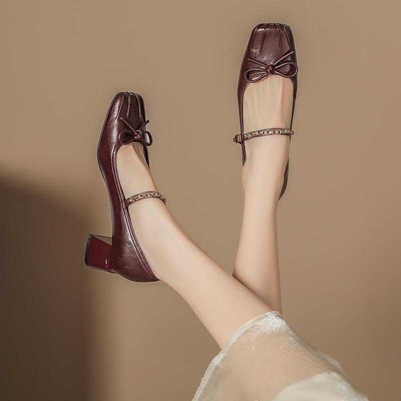 Balett-stílusú Mary Jane cipő, masnival és rhinestone-díszítéssel, négyszögletes orr, műbőr felsőrész, mikroszálas bélés, középmagas sarok 3–6 cm