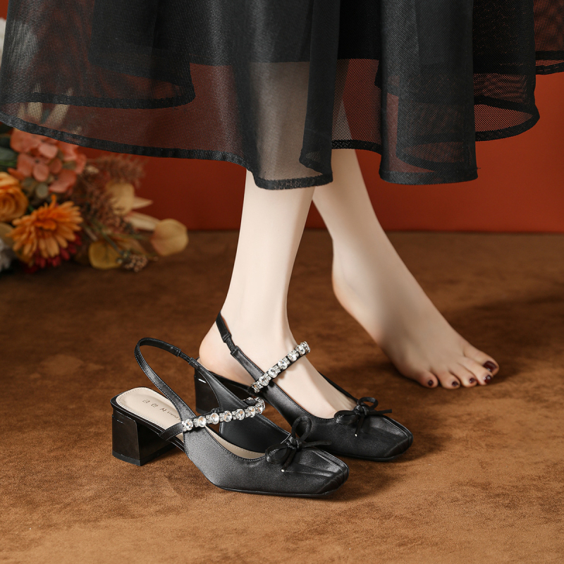 Balett-stílusú Mary Jane cipő, masnival és rhinestone-díszítéssel, négyszögletes orr, műbőr felsőrész, mikroszálas bélés, középmagas sarok 3–6 cm