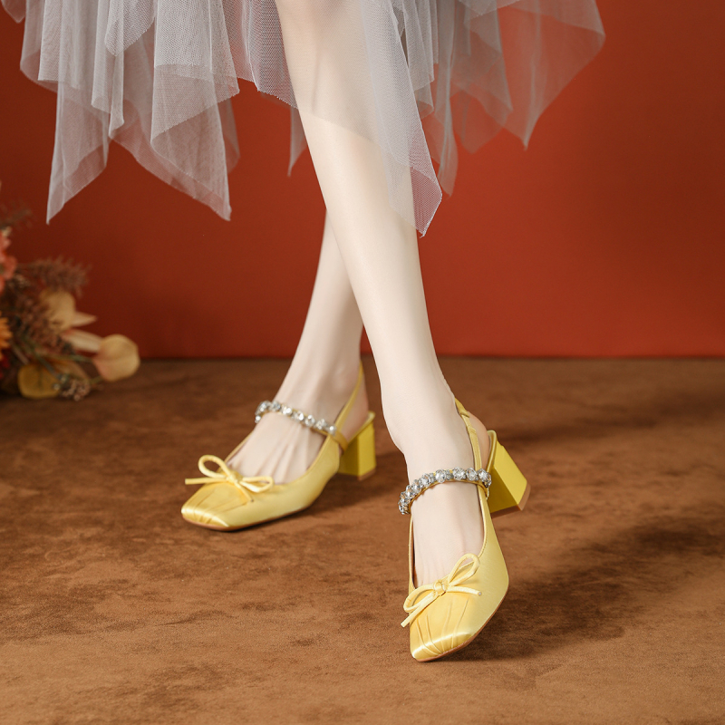 Balett-stílusú Mary Jane cipő, masnival és rhinestone-díszítéssel, négyszögletes orr, műbőr felsőrész, mikroszálas bélés, középmagas sarok 3–6 cm