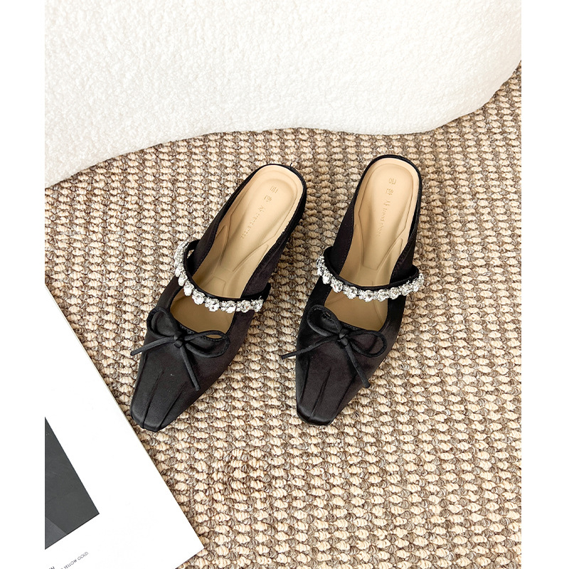 Balett-stílusú Mary Jane cipő, masnival és rhinestone-díszítéssel, négyszögletes orr, műbőr felsőrész, mikroszálas bélés, középmagas sarok 3–6 cm