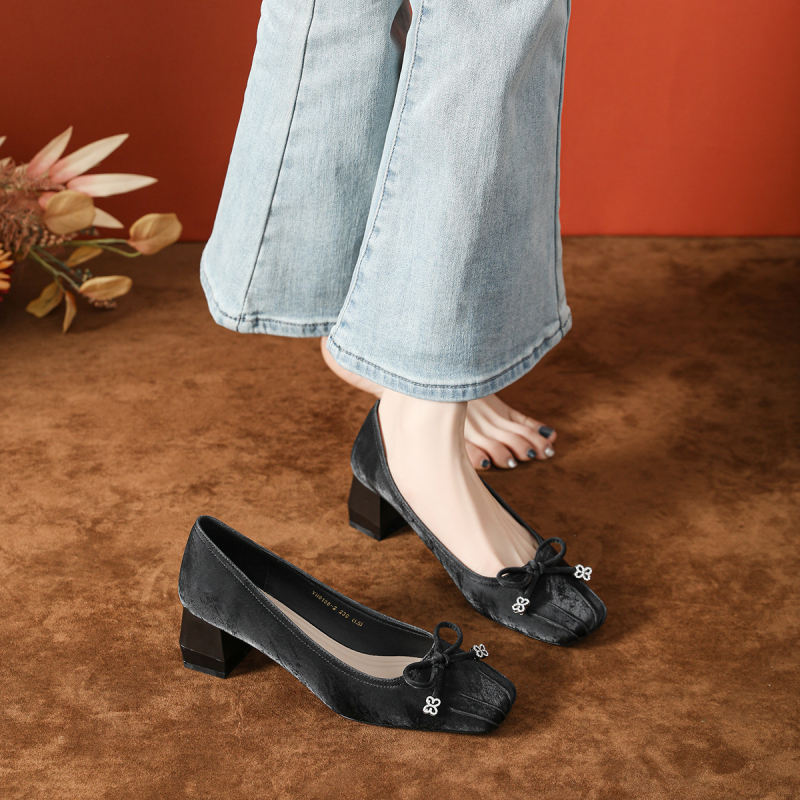 Balett-stílusú Mary Jane cipő, masnival és rhinestone-díszítéssel, négyszögletes orr, műbőr felsőrész, mikroszálas bélés, középmagas sarok 3–6 cm