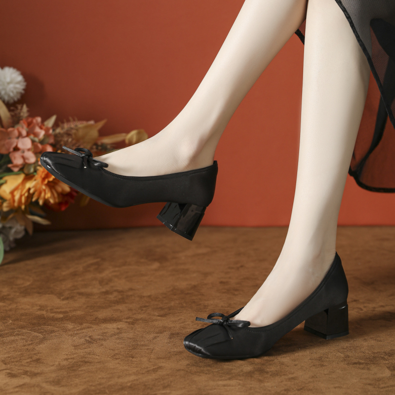 Balett-stílusú Mary Jane cipő, masnival és rhinestone-díszítéssel, négyszögletes orr, műbőr felsőrész, mikroszálas bélés, középmagas sarok 3–6 cm