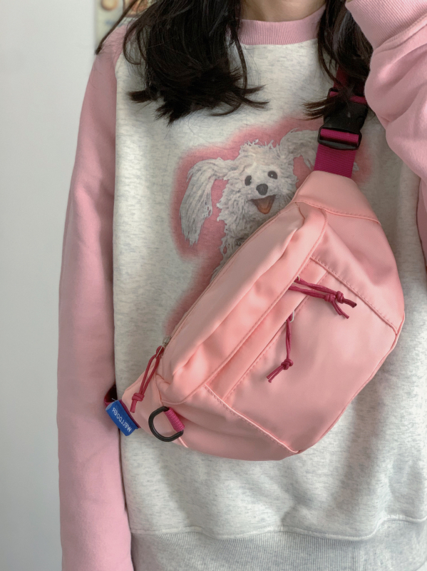 Ženska crossbody torba sa zatvaračem, kompozitni materijal, podstava od poliestera, unutarnji džepovi za telefon i identifikacijsku karticu