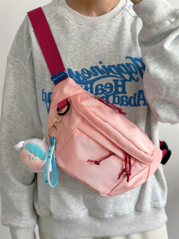 Ženska crossbody torba sa zatvaračem, kompozitni materijal, podstava od poliestera, unutarnji džepovi za telefon i identifikacijsku karticu